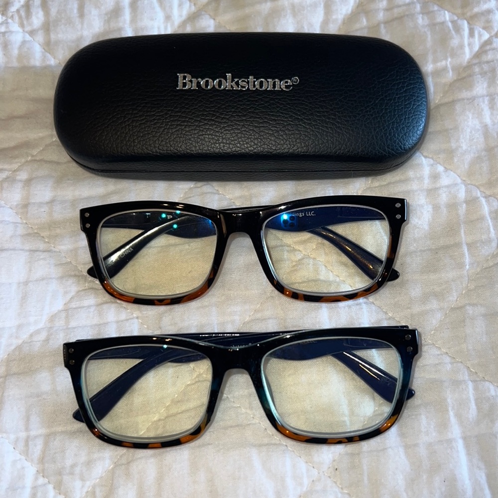 Brookstone Blue light Readers(2 pairs) & case